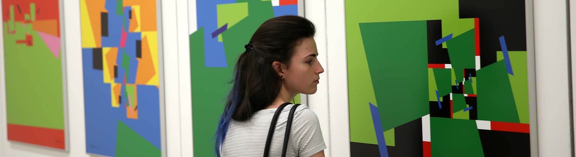 A művészet hidat képez a nemzetek között Fotók és absztrakt alkotások a Rippl-Rónai Művészeti Kar Galériájában.