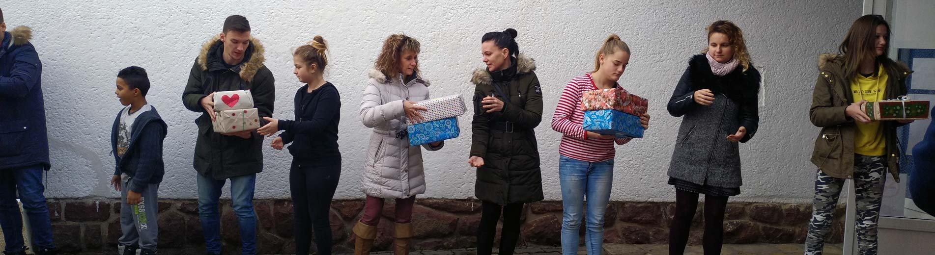 Hírek | Kaposvári Egyetem Az almamelléki diákoknak teherautónyi adomány a Kaposvári Egyetem Pedagógiai Karának tanító szakos hallgatóitól.