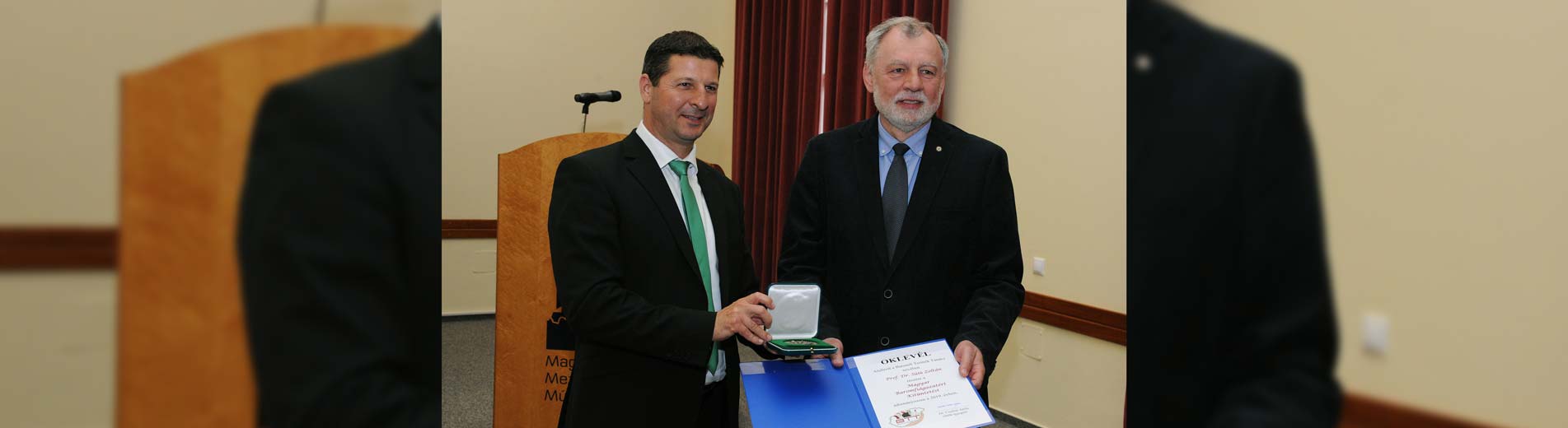 Hírek | Kaposvári Egyetem Dr. Csorbai Attila a Magyar Baromfiágazatért Kitüntetést adományozza Prof. Dr. Sütő Zoltánnak a Kaposvári Egyetem Agrár- és Környezettudományi Kar egyetemi tanárának