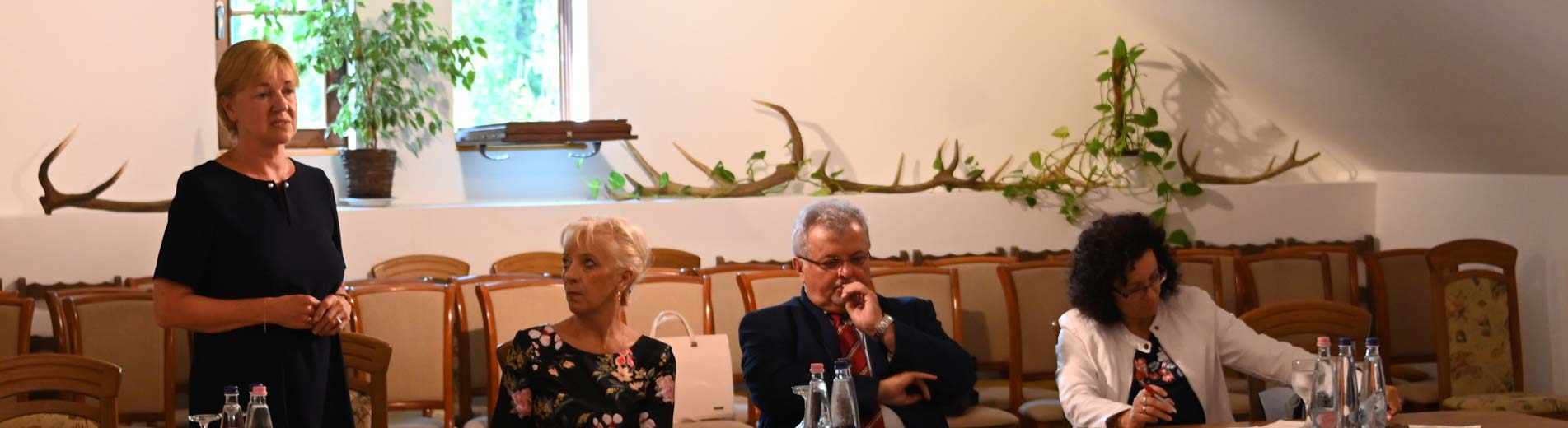 Hírek | Kaposvári Egyetem Az agrárfelsőoktatás aktuális kérdéseiről, a tangazdaságok működéséről valamint a jövőbeni fejlesztésekről is tanácskozott a Magyar Rektori Konferencia Agrártudományi Bizottsága szerdán, Bőszénfán. Az esemény házigazdája ezúttal a Kaposvári Egyetem volt. Szöveg: A Kaposvári Egyetem látta vendégül a hazai agrárképzést folytató egyetemek dékánjait. A delegációt Prof. Dr. Tossenberger János a Kaposvári Egyetem rektorhelyettese, az Agrár-és Környezettudományi Kar dékánja, a bizottság elnöke fogadta a bőszénfai Vadgazdálkodási Tájközpontban. A jelenlévőket Prof. Dr. Kovács Melinda akadémikus, a Kaposvári Egyetem kinevezett, hamarosan hivatalba lévő rektora is köszöntötte. A Magyar Rektori Konferencia Agrártudományi Bizottsága elsősorban az agrárfelsőoktatás aktuális kihívásairól tanácskozott. A résztvevők megosztották tapasztalataikat a tangazdaságok működésével kapcsolatban, de szó esett a jövőbeni beruházásokról is. Az ülésen részt vett Horváth Zita, az Emberi Erőforrások Minisztériuma felsőoktatásért felelős helyettes államtitkára is, aki a következő tanévvel kapcsolatos legfontosabb információkat osztotta meg a jelenlévőkkel. Az esemény zárásaként Prof. Dr. Szávai Ferenc megköszönte és méltatta a bizottság munkáját, ezt követően a Kaposvári Egyetem Vadgazdálkosi Tájközpontját is megtekintették résztvevők.